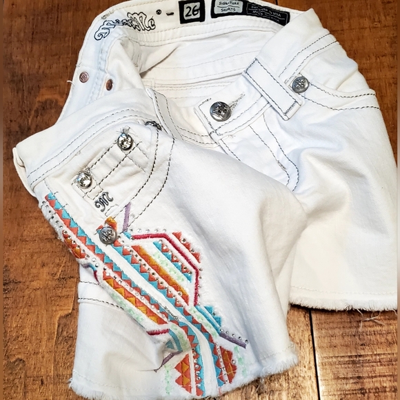 NWOT Miss Me White Denim Emroidered Aztec Signature Shorts  size 26 - Picture 2 of 7